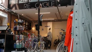 Intérieur d'un magasin de vélos et vêtements durables appelé Re-Cycle à Amsterdam.