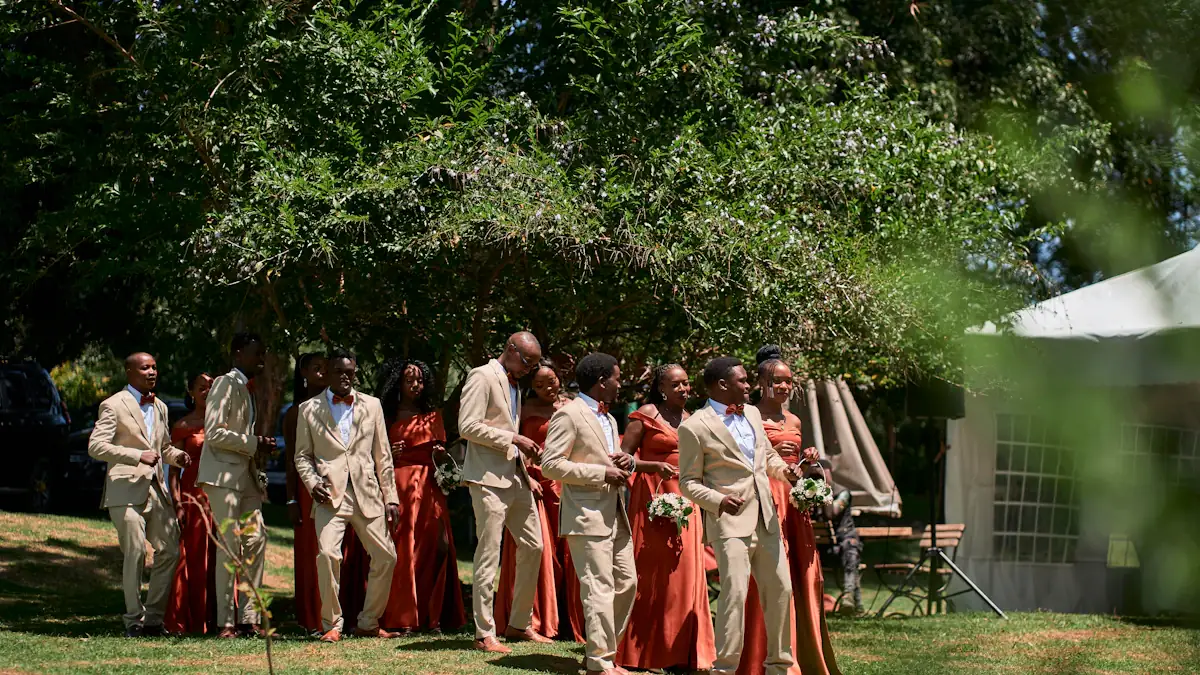 Un groupe de personnes marchant dans un jardin arboré pour un événement spécial.