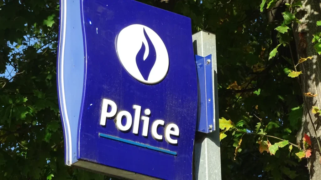 Panneau de signalisation officiel de la police française en extérieur.