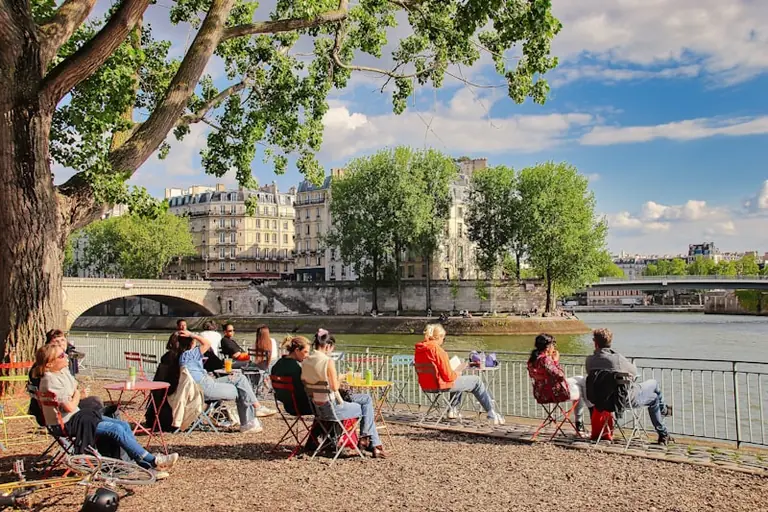À Courbevoie, la chaleur change encore le quotidien: ce qu'il faut retenir