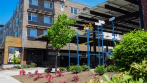Un bâtiment moderne avec un vélo stylisé devant, symbolisant la réparation et le partage.
