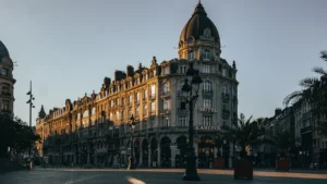 Vue architecturale emblématique de l'hôtel Carlton situé au cœur de la ville de Lille.