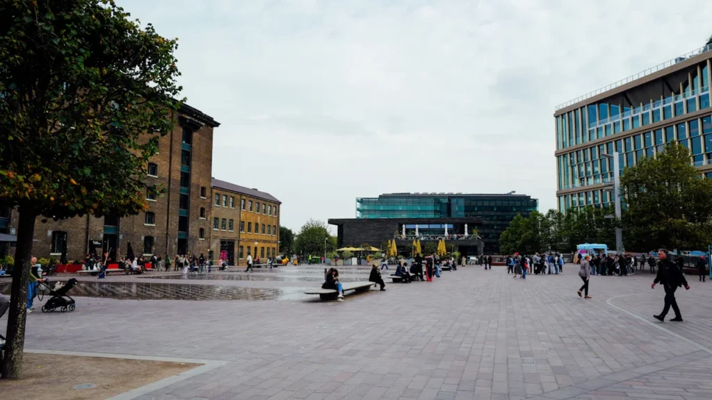 Une place urbaine moderne avec des passants et des bâtiments architecturaux à Lille.