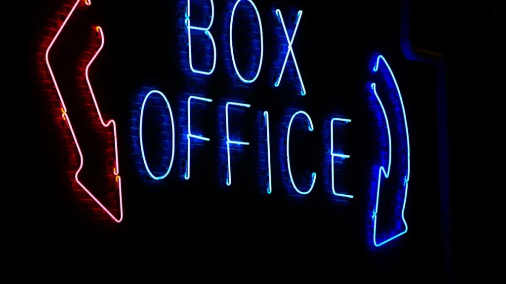 Un panneau lumineux néon « Box Office » brillant dans l'obscurité.