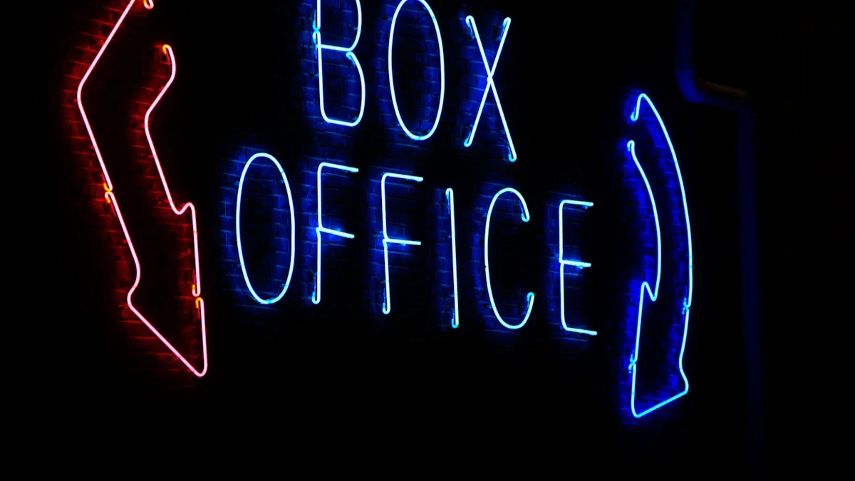 Un panneau lumineux néon « Box Office » brillant dans l'obscurité.