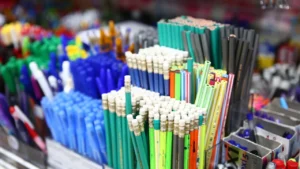 Un assortiment de crayons et stylos colorés pour la rentrée scolaire