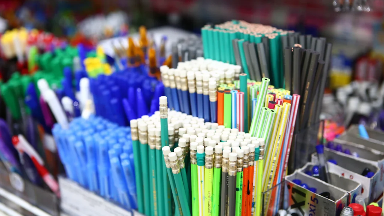 Un assortiment de crayons et stylos colorés pour la rentrée scolaire