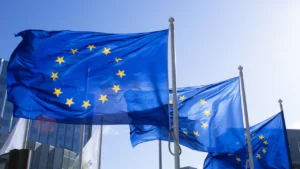 Drapeaux européens flottant devant les tours de bureaux du quartier de La Défense, Paris.