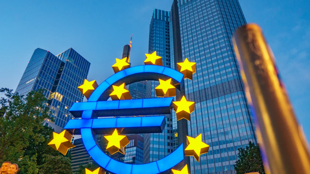 Symbole géant de l'euro devant les tours de bureaux de Francfort.