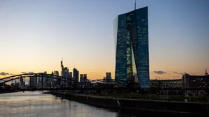 Vue du siège de la Banque centrale européenne à Francfort au coucher du soleil.