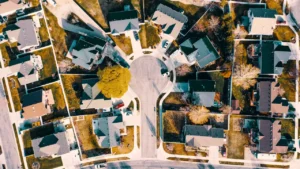 Vue aérienne d'un quartier résidentiel calme illustrant l'organisation urbaine et la vie locale.