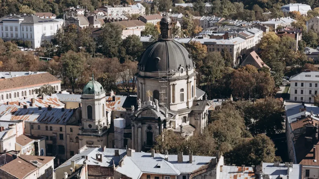 Vue aérienne d'un centre-ville historique européen avec une église à dôme imposante.