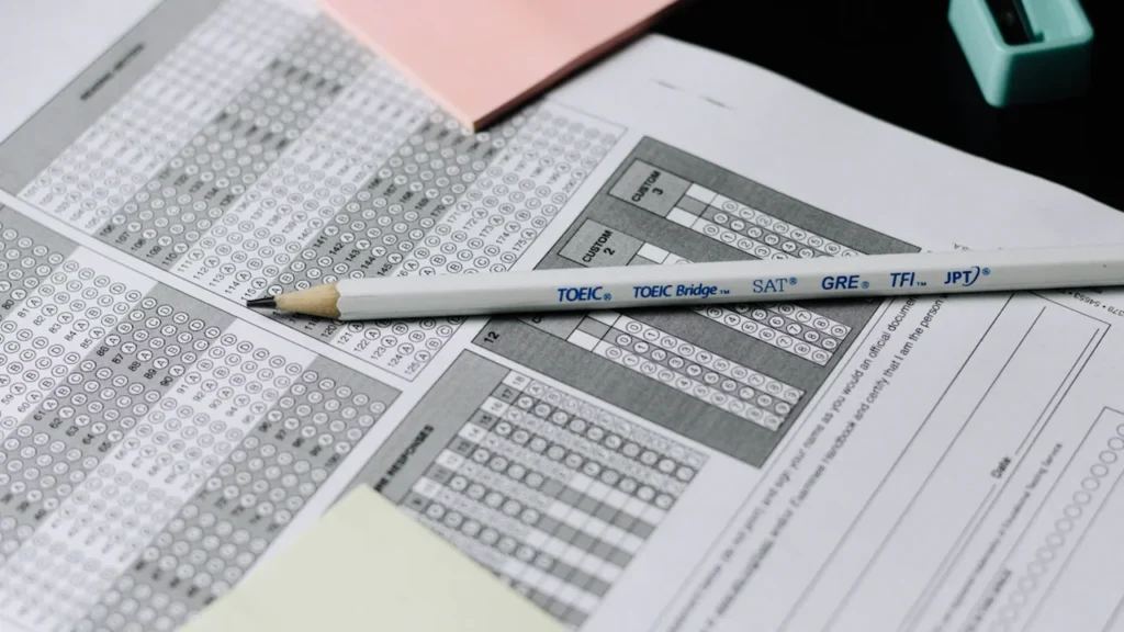 Un crayon posé sur une feuille de réponses à choix multiples pour examen scolaire.
