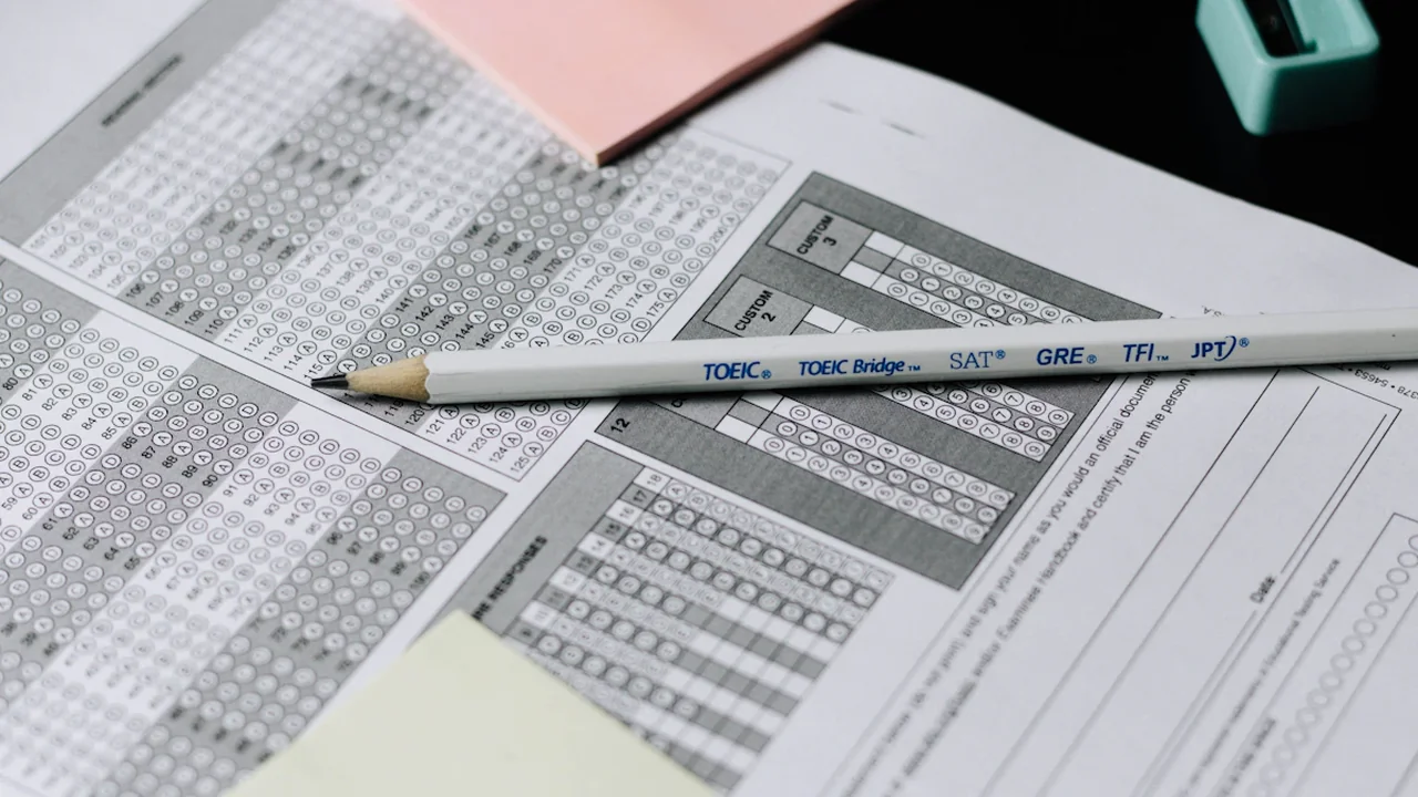 Un crayon posé sur une feuille de réponses à choix multiples pour examen scolaire.