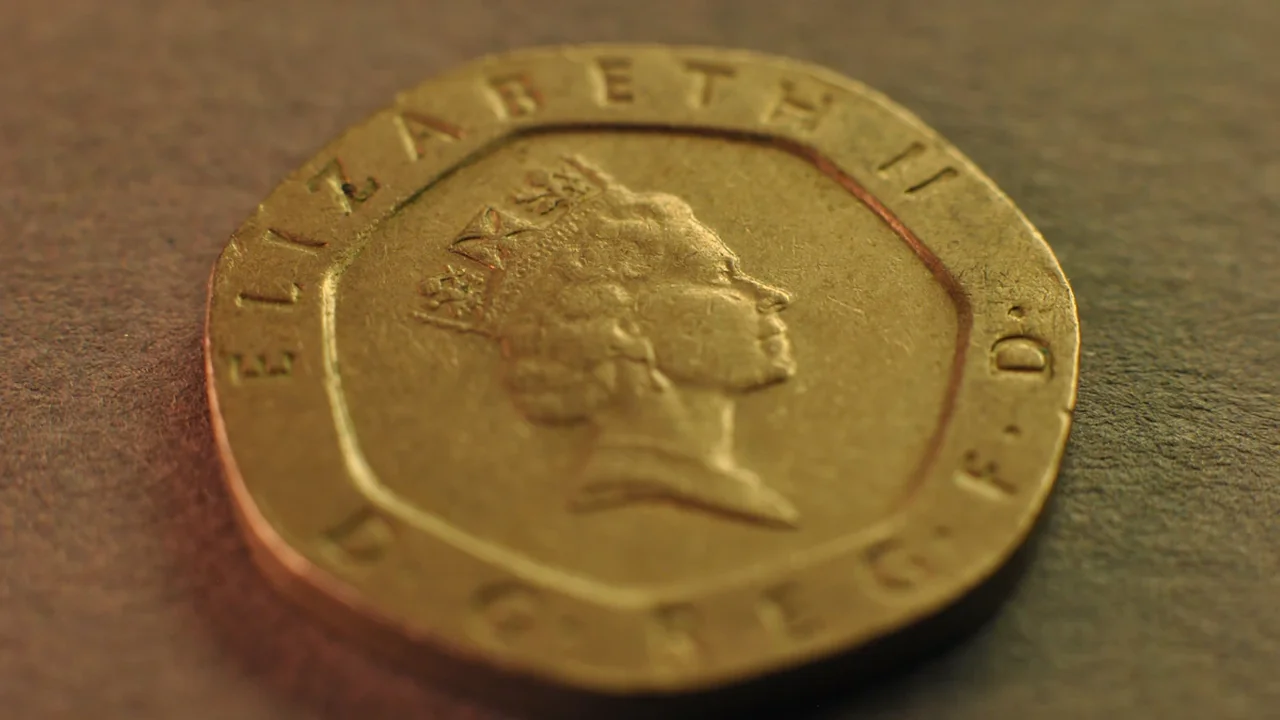 Gros plan sur une pièce de vingt pence à l'effigie d'Elizabeth II.