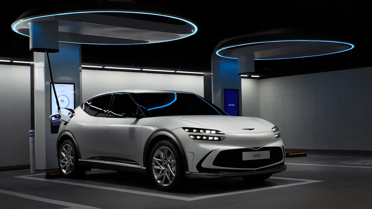 Une voiture électrique moderne en charge dans une station de recharge lumineuse et futuriste.