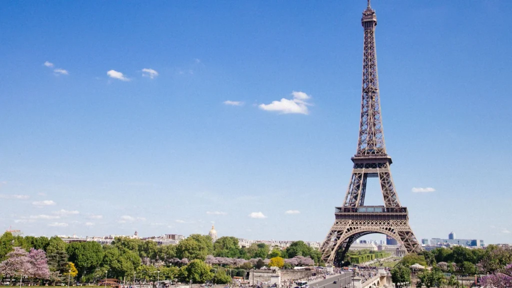 Vue panoramique de la tour Eiffel sous un ciel bleu dégagé à Paris.