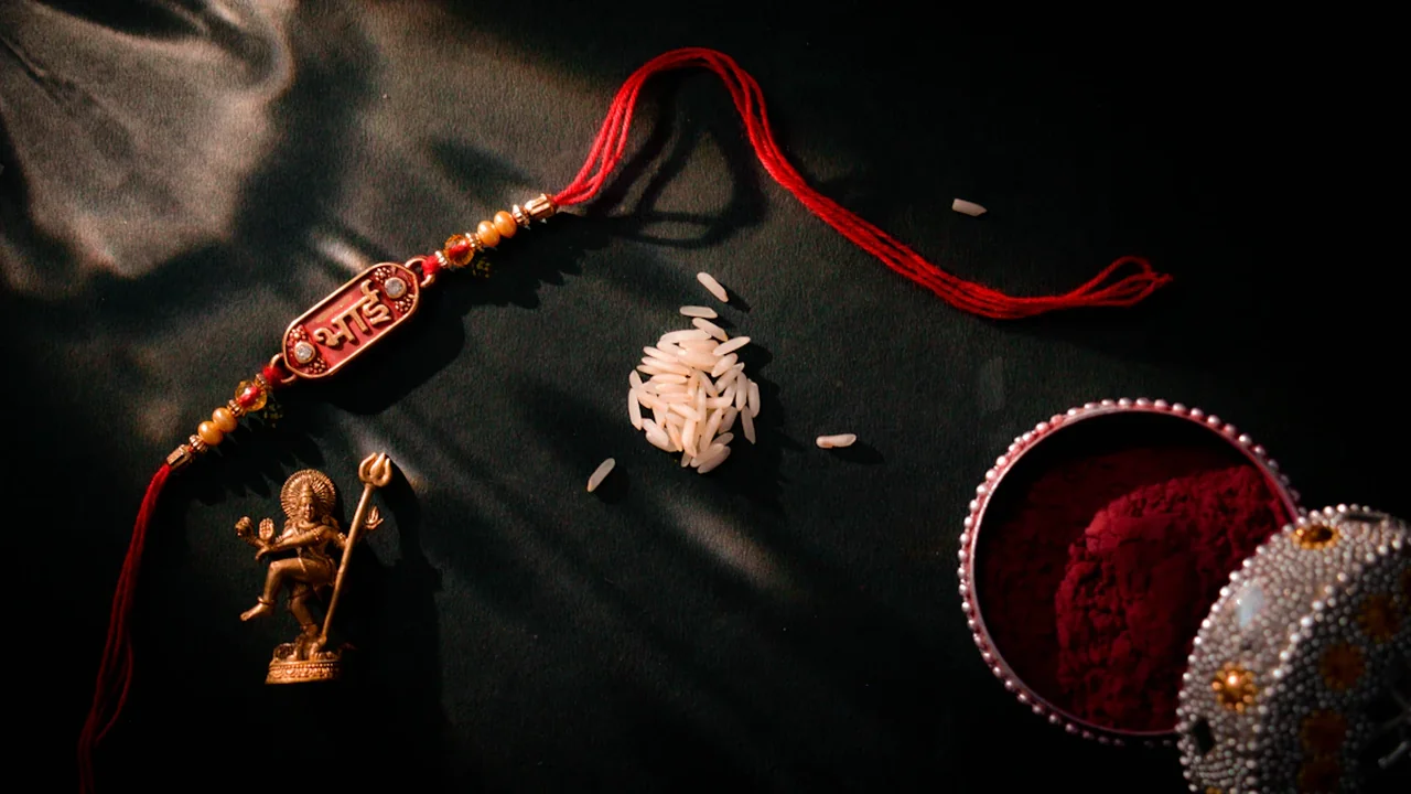 Bijoux traditionnels et grains de riz disposés sur un fond noir élégant.