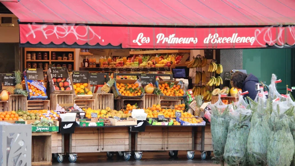 Un étal de fruits et légumes devant un commerce à Paris, France.