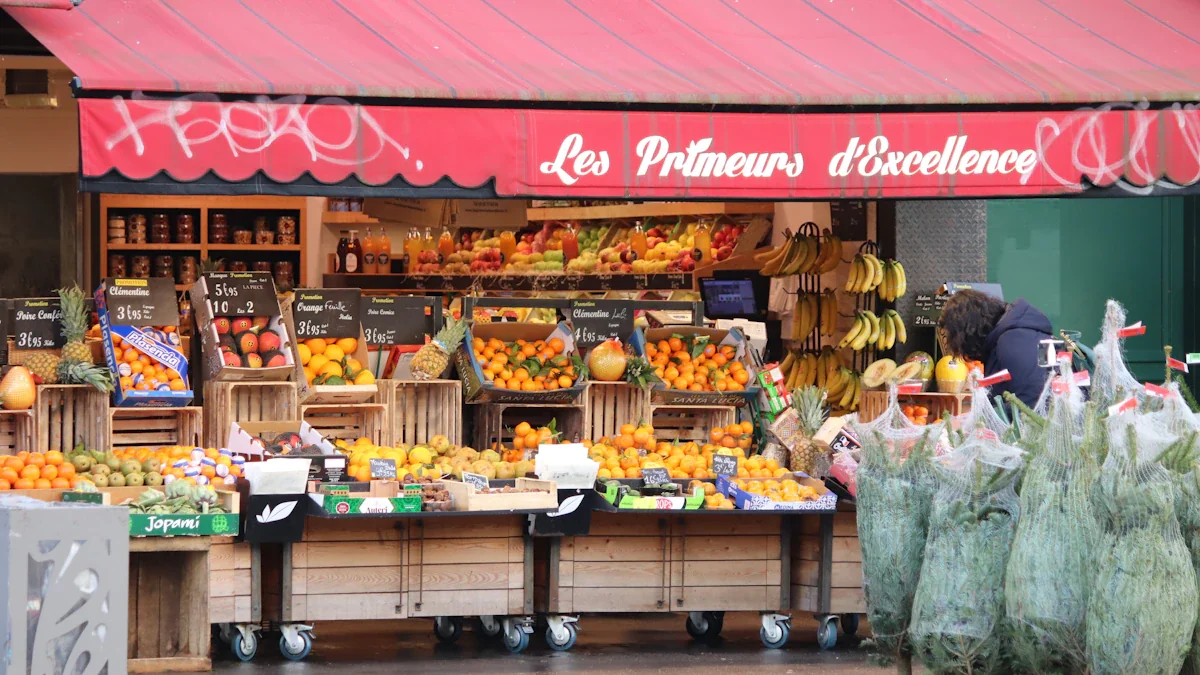 Un étal de fruits et légumes devant un commerce à Paris, France.