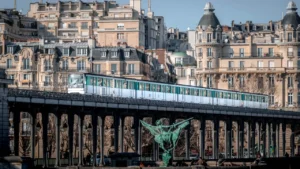Une rame de métro parisien circulant sur un viaduc au-dessus de la ville.