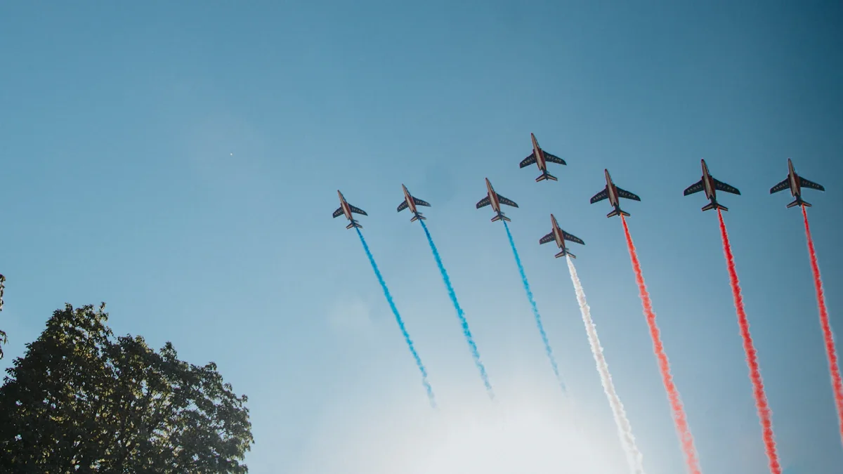 Avions de chasse en formation laissant des traînées tricolores dans le ciel.