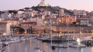 Vue panoramique du Vieux-Port de Marseille avec la basilique Notre-Dame de la Garde.