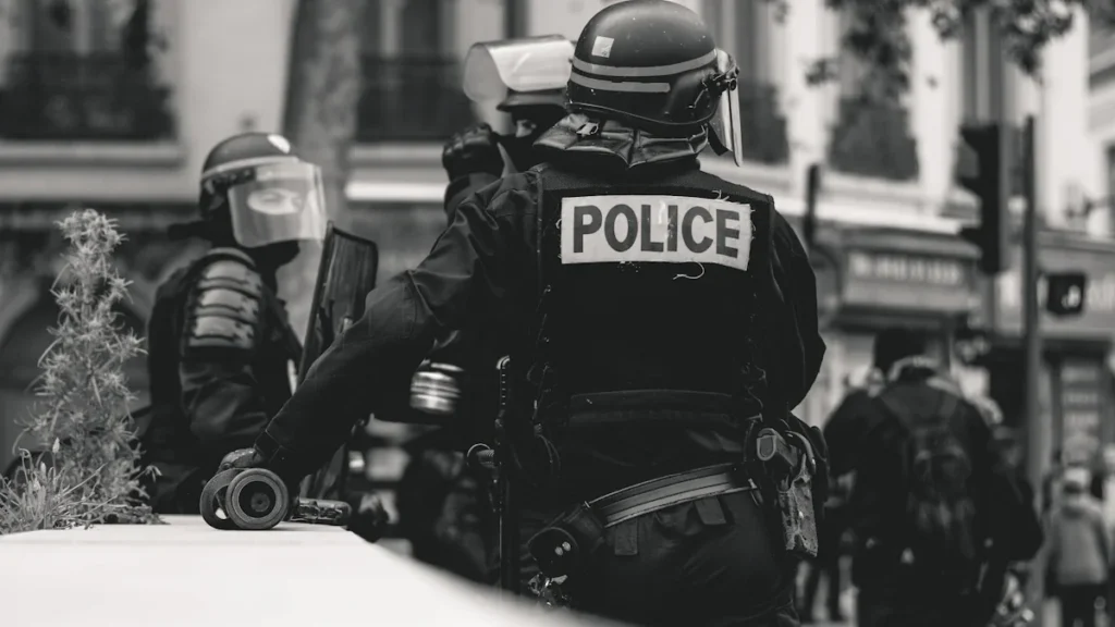 Forces de l'ordre en équipement de maintien de l'ordre lors d'une intervention en France.