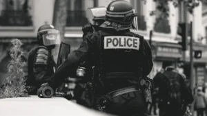 Forces de l'ordre en équipement de maintien de l'ordre lors d'une intervention en France.