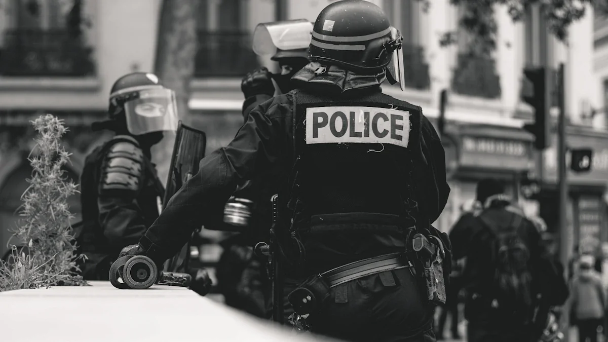 Forces de l'ordre en équipement de maintien de l'ordre lors d'une intervention en France.