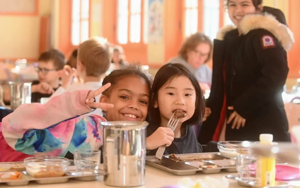 Paris rend la cantine gratuite pour 17 000 enfants