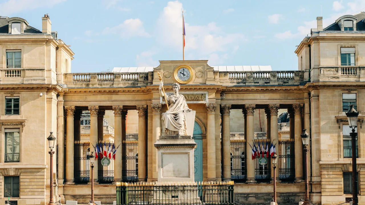 Façade du Palais Bourbon, siège de l'Assemblée nationale à Paris en journée.