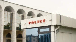 Bâtiment de police moderne avec enseigne claire sur fond de ciel clair.