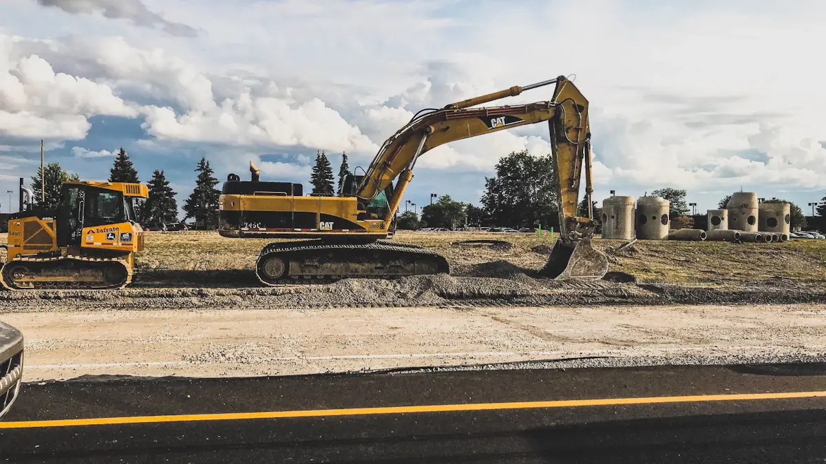 Engins de chantier jaunes effectuant des travaux de terrassement sur un site routier.