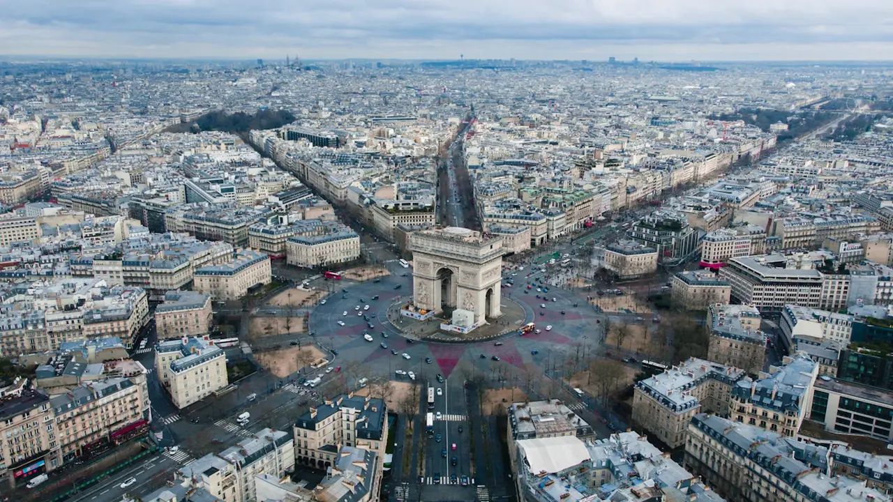 Vue aérienne de l'Arc de Triomphe à Paris, point d'arrivée historique du Tour.