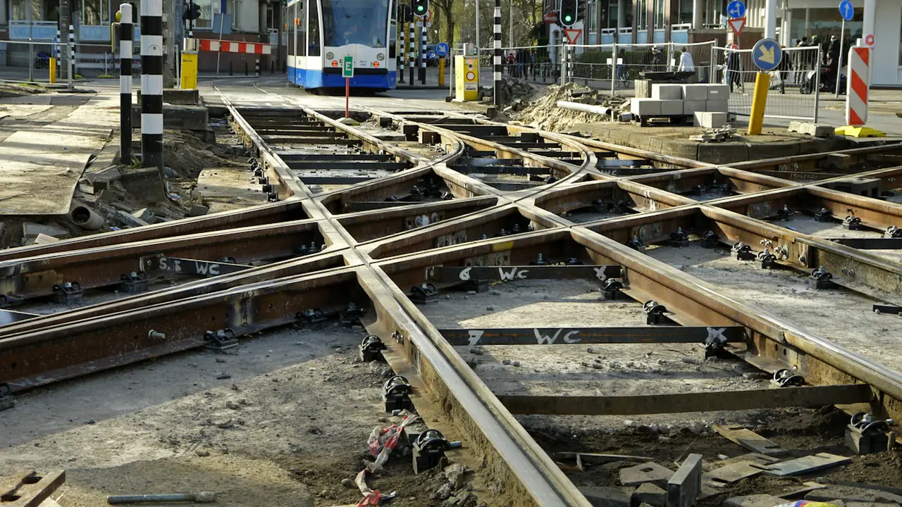 Travaux de réaménagement sur une voie de tramway en milieu urbain.