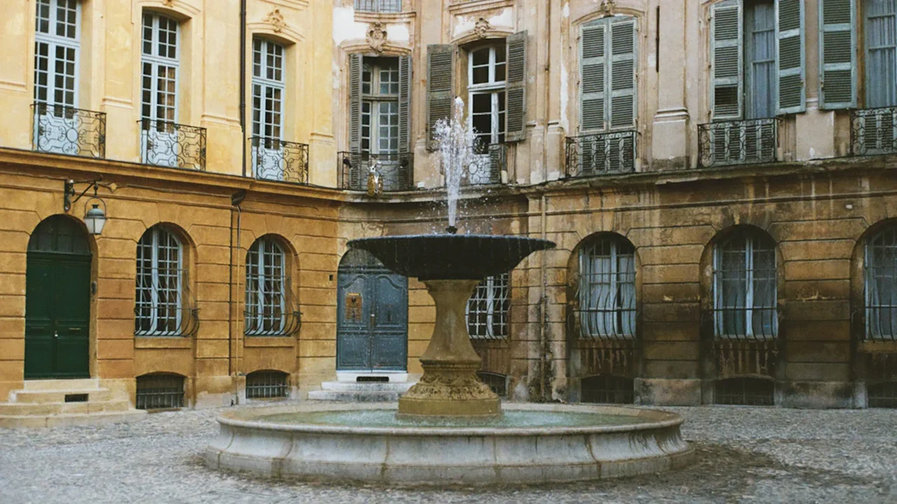 Fontaine emblématique de la Place d'Albertas au cœur d'Aix-en-Provence.