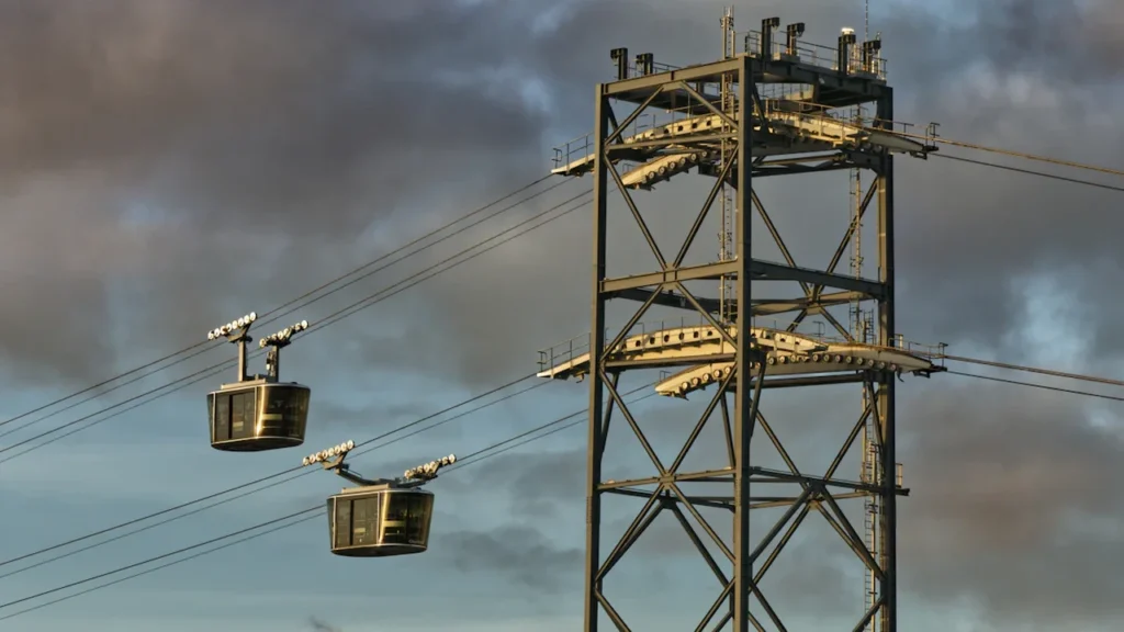 Le téléphérique urbain de Brest reliant les rives de la Penfeld au-dessus de l'eau.