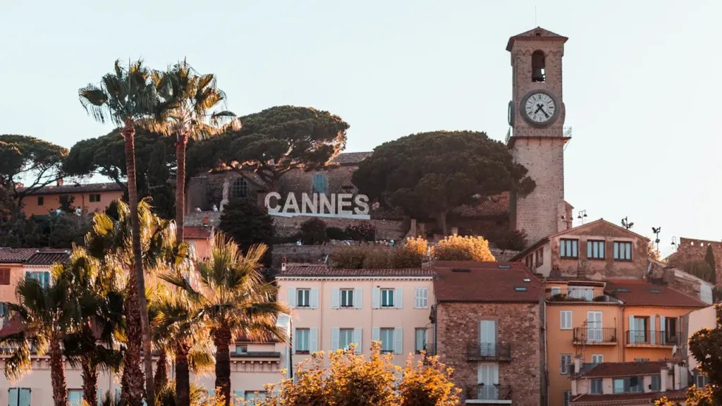 Vue pittoresque du quartier du Suquet à Cannes avec son clocher historique