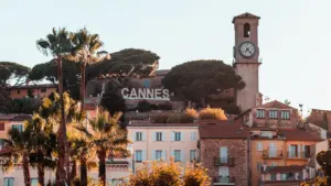 Vue pittoresque du quartier du Suquet à Cannes avec son clocher historique