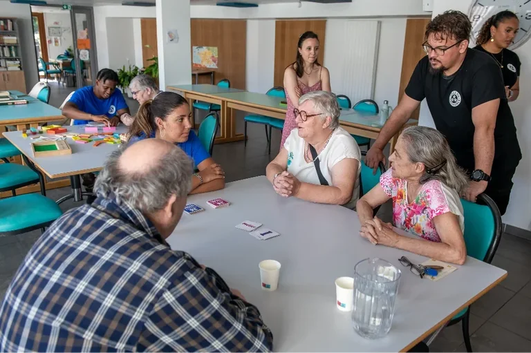 À Grenoble, des bénévoles recherchés pour veiller aux aînés