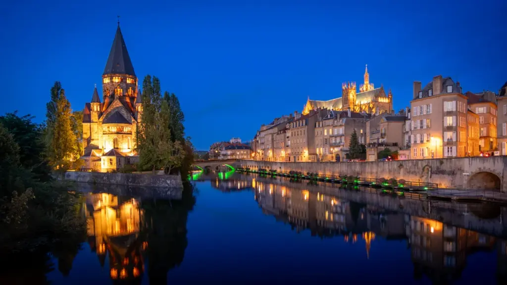 Vue nocturne illuminée du Temple Neuf et de la cathédrale de Metz en France.