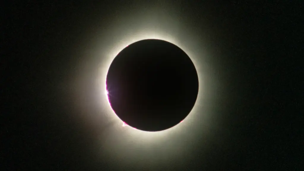 Une éclipse solaire totale avec une couronne lumineuse brillante entourant le disque noir lunaire.