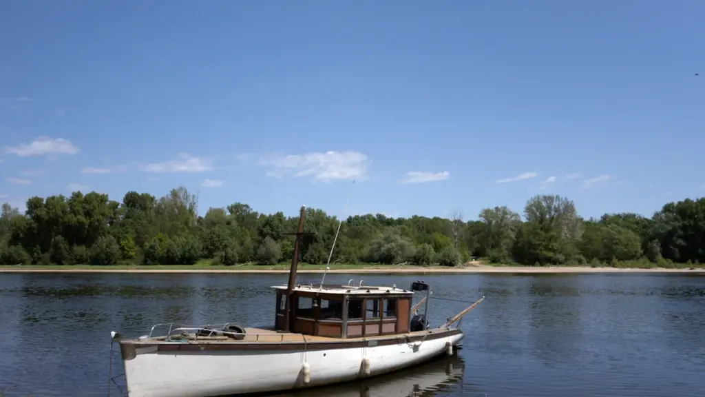 Bateau traditionnel à fond plat naviguant sur les eaux calmes de la Loire.