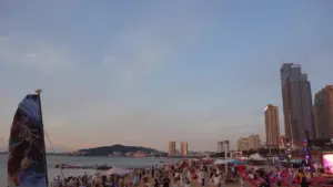 Une plage urbaine animée au coucher du soleil avec des gens qui se détendent.