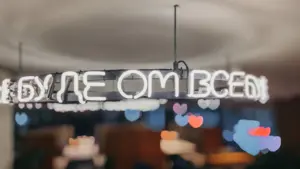 Décoration lumineuse moderne dans une ambiance de café accueillant et apaisant.