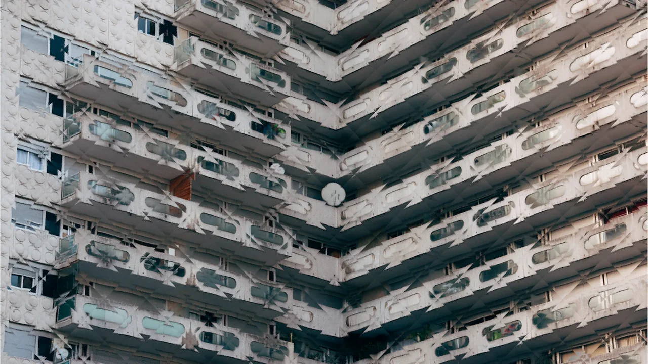 Vue architecturale en angle d'un immeuble résidentiel moderne à Courbevoie près de Paris.