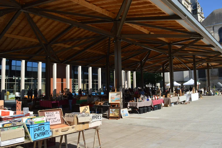 La brocante de Dax revient aux Halles le 7 août