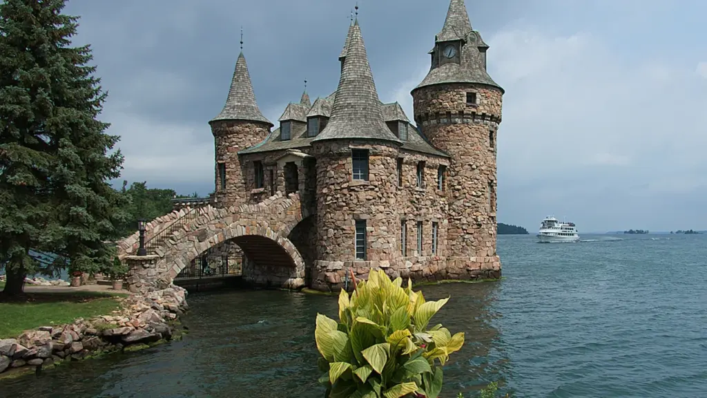 Un château en pierre pittoresque au bord de l'eau, idéal pour un événement culturel.
