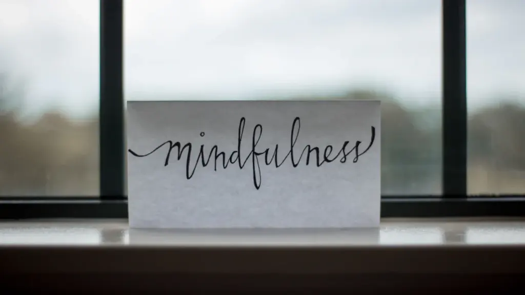 Un mot écrit sur papier posé près d'une fenêtre pour la méditation.